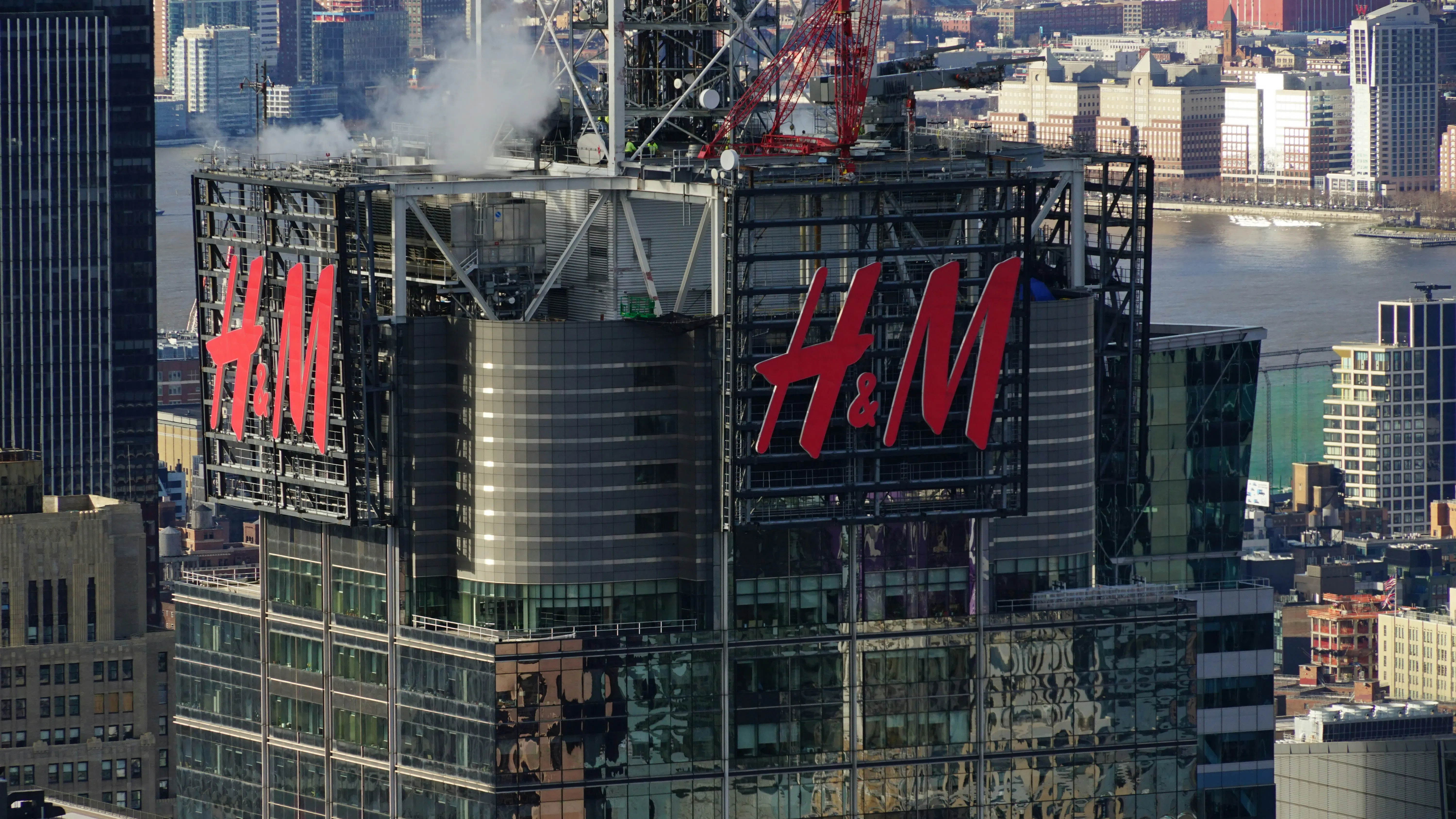 Акциите на H&M се сринаха, лошото време е ударило продажбите през юни