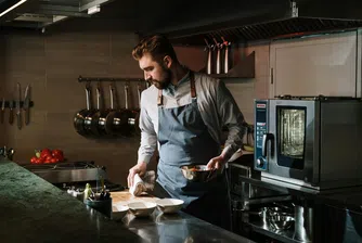 Класическият елемент за всяка домакиня преживява своеобразен ренесанс в популярната култура и присъства в последните колекции на висшата мода от Hermès, The Row, Dior, Phoebe Philo и Ganni