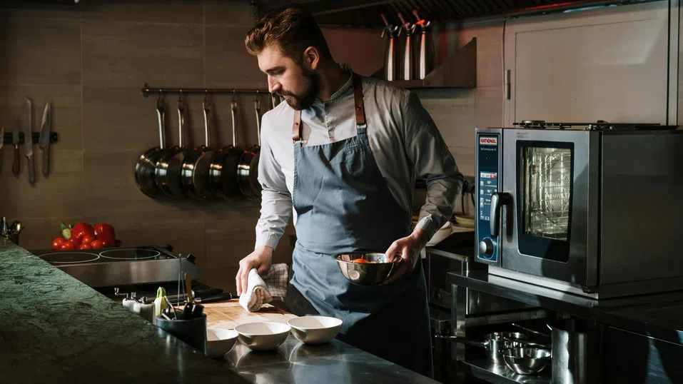 От кухнята до лукса: Пътят на домашната престилка като политически и моден аксесоар