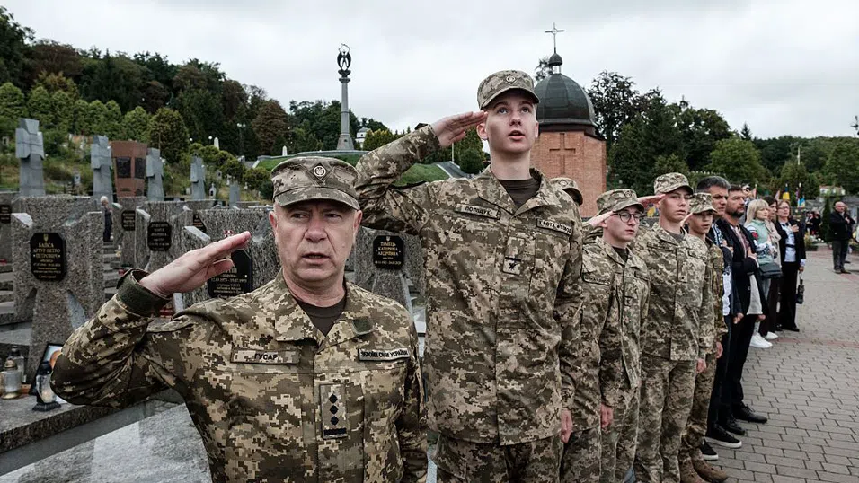 Украйна ще позволи на младите мъже да напускат страната