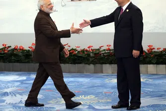 Новият икономически ред в действие: Моди и Си топят ледовете на първа среща от пет години в Китай