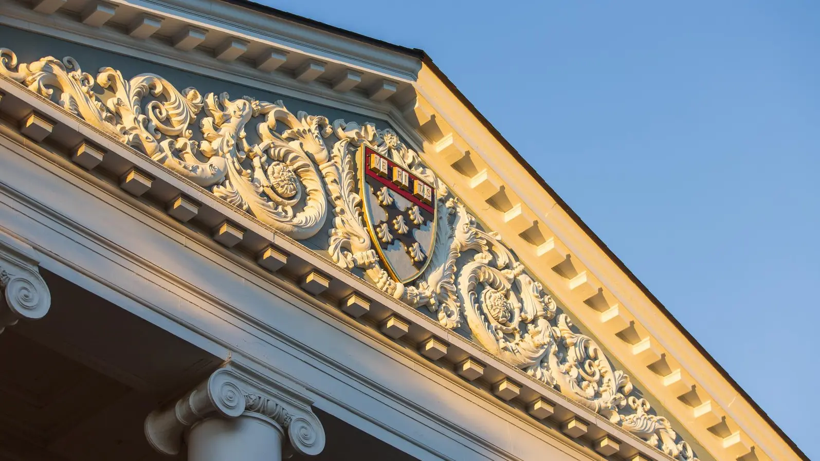 Harvard Business School обмисля европейски филиал след заплахите на Тръмп за студентските визи