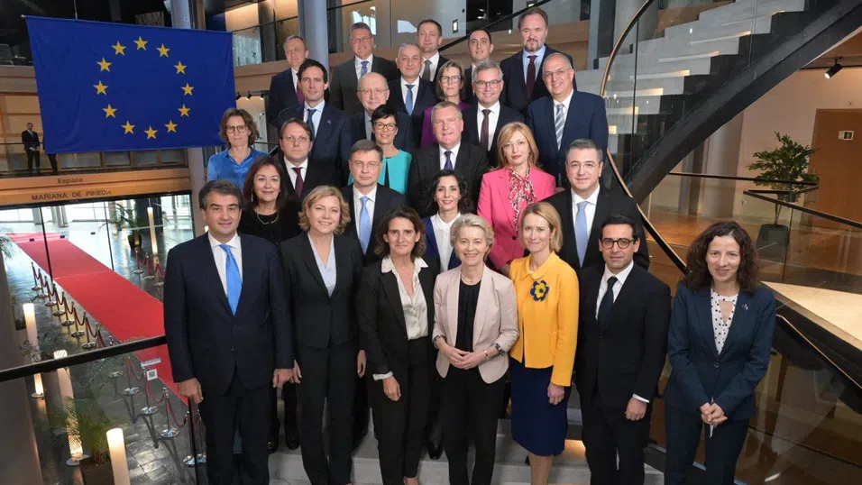 ЕП одобри състава на най-дясната Европейска комисия начело с Урсула фон дер Лайен