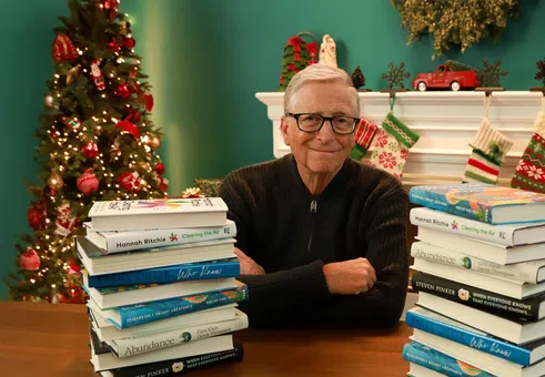 Бил Гейтс съветва: Прочетете тези книги и вижте „как наистина функционират важните неща“