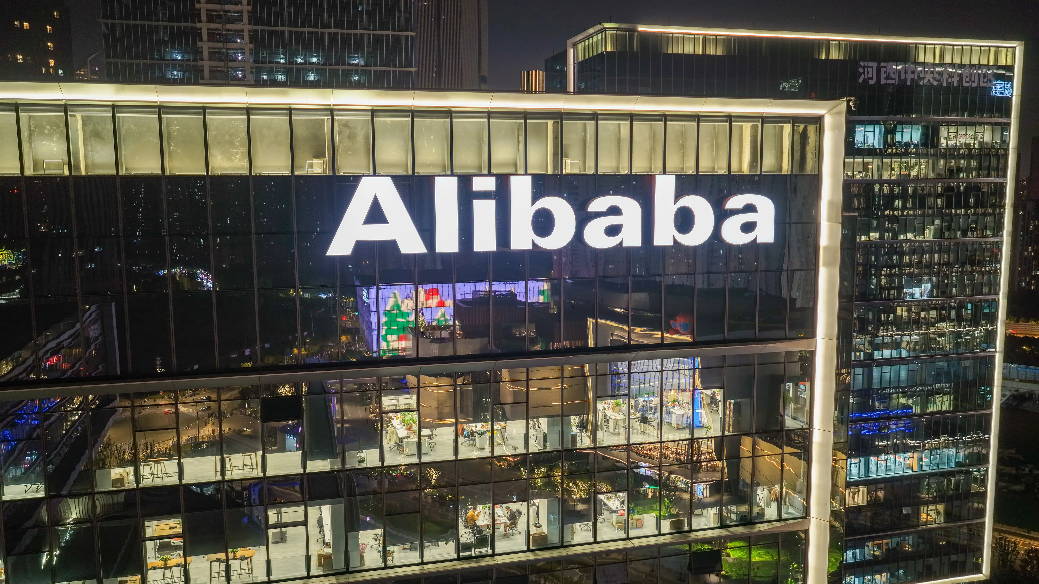 FT: Китайските AI гиганти обучават моделите си в чужбина, заобиколяйки ограниченията на САЩ