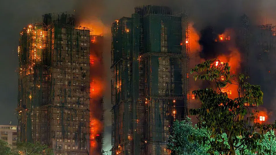 Десетки загинали при опустошителен пожар в жилищен комплекс в Хонконг. Кой е виновен?