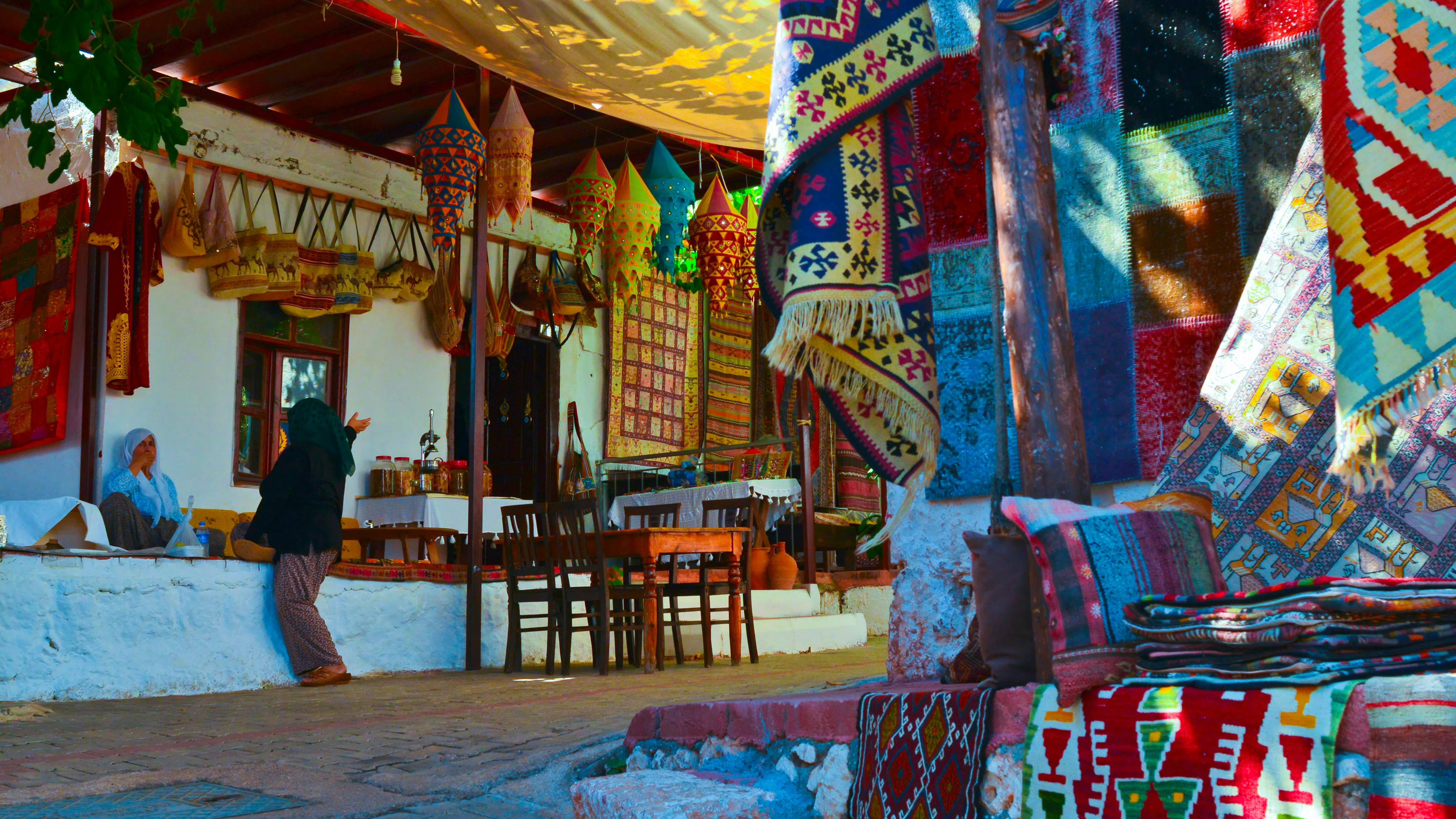 Перфектното „Instagram село“ и поетът, който го спаси от бетона – без да е архитект