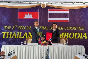 Тайланд и Камбоджа подписват примирие за спиране на ожесточения граничен конфликт.