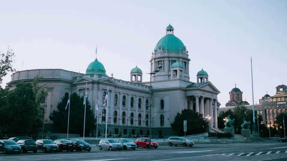 Премиерът на Сърбия Милош Вучевич подава оставка след месеци на протести