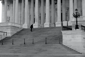 Задържаха мъж с коктейли „Молотов“ в Капитолия, целта му била да убие финансовия министър