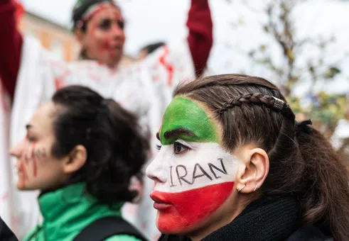 Траурът като бунт: Иранци танцуват на погребенията на убити протестиращи в открито предизвикателство към режима