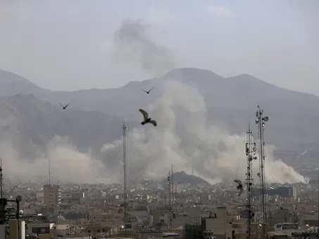 Американски самолет KC-135 се разби в Ирак на фона на ескалацията на войната с Иран