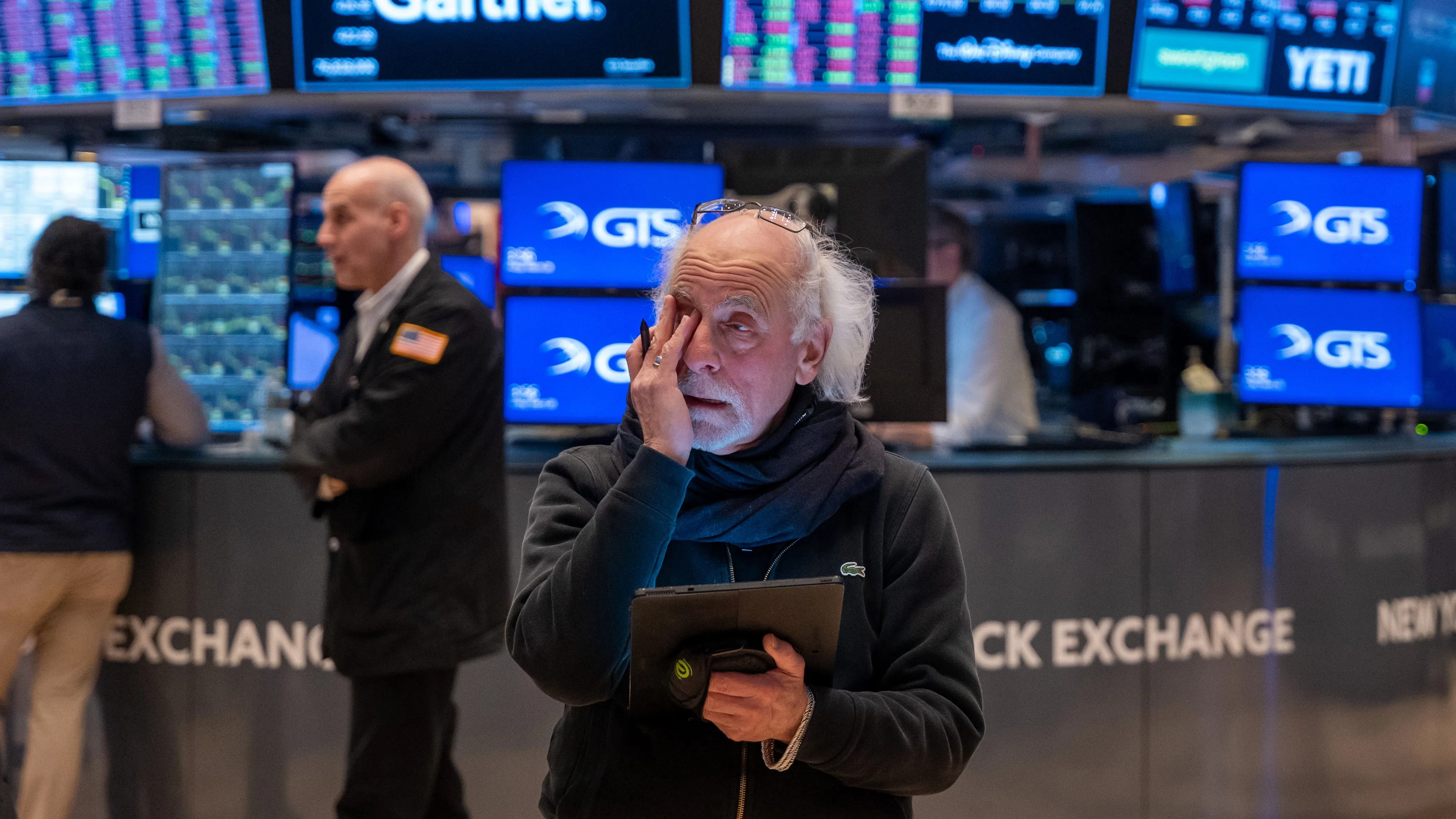 Уолстрийт се повиши в последния ден на април, но S&P 500 и Dow записаха трети пореден месец на спад