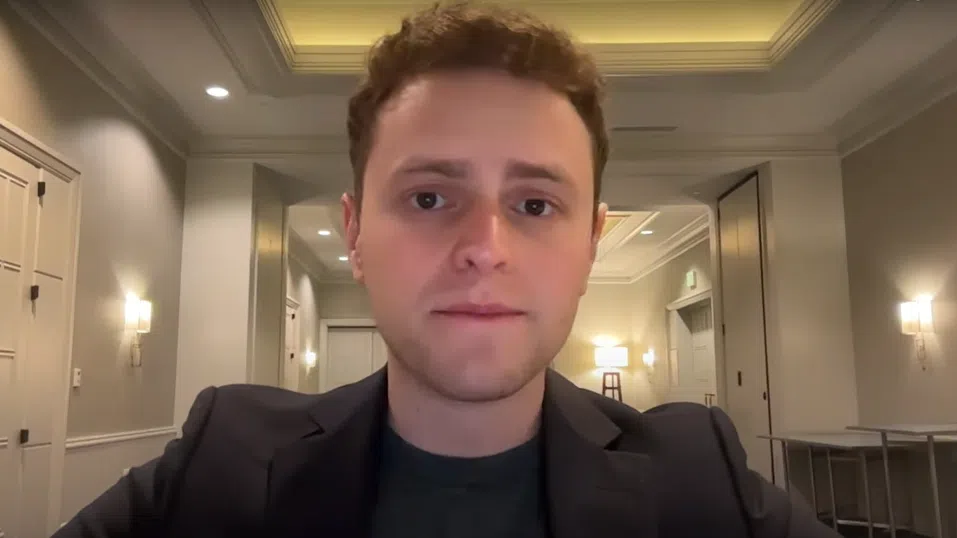 Запознайте се с Аарън Парнaс: Човекът, който „превежда“ политиката за Gen Z