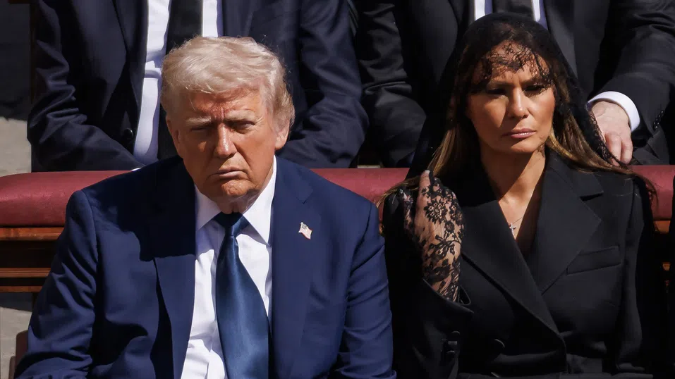 Как Тръмп облече тъгата в синьо на погребението на папа Франциск