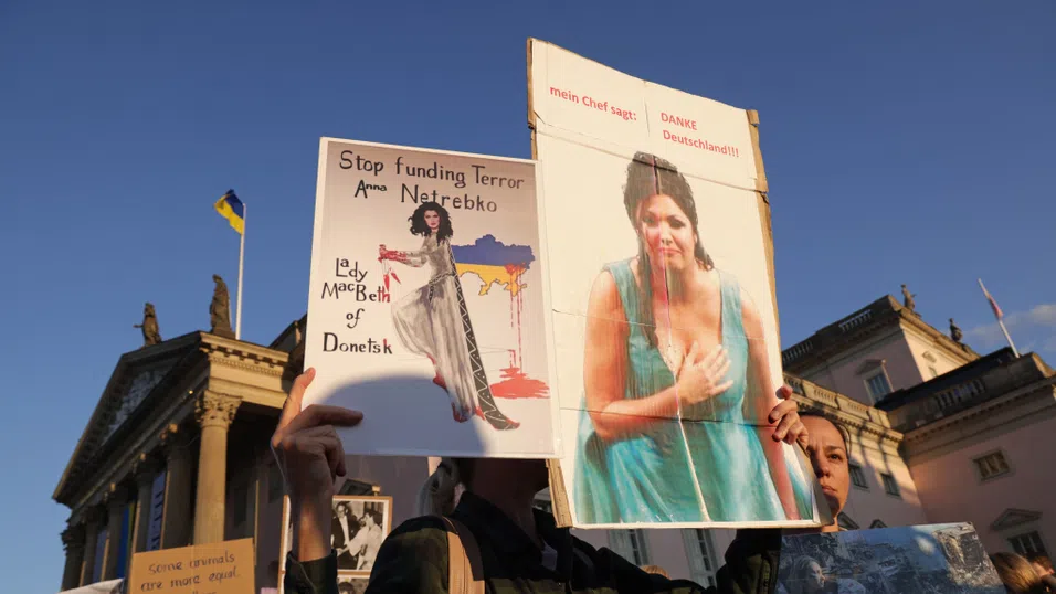 Бомбите на Путин падат над Украйна, а Кралската опера кани Анна Нетребко. Грешно или правилно решение?