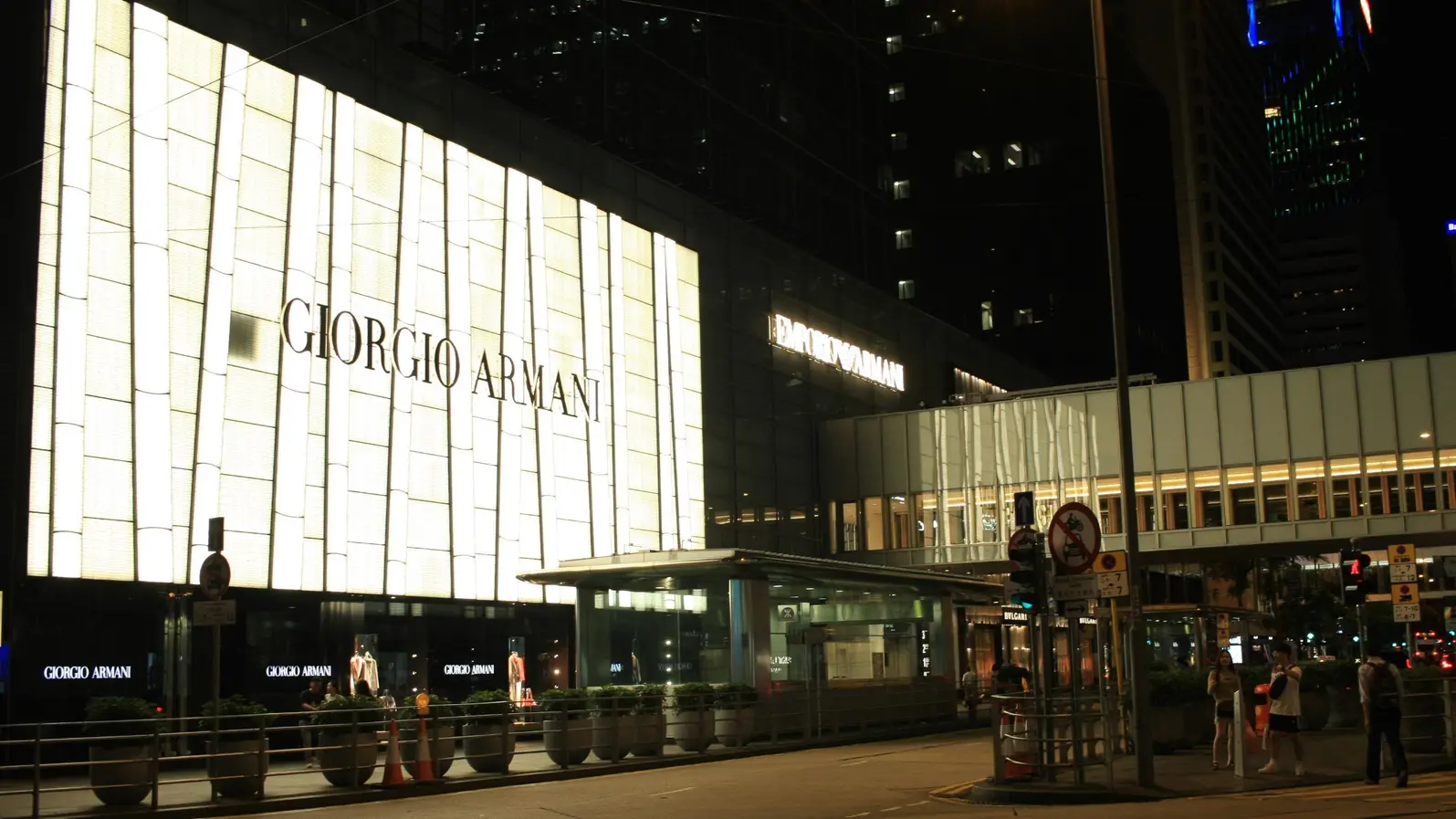 LVMH, L’Oréal или EssilorLuxottica: Залозите кой ще придобие дял от Armani растат, яснота няма