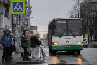 „Путин не плаща за войната с доларите или юаните от износа. Той плаща с рубли, които Централната банка може да отпечата или които данъчната служба събира от предприятията“, обяснява икономист от Центъра за анализ и стратегии в Европа (CASE)