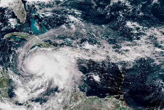 „Мелиса“ връхлита Ямайка – островът се подготвя за буря от пета категория