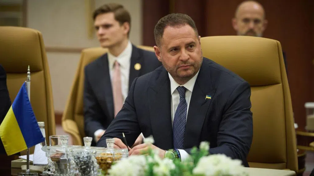 Антикорупционното бюро извърши обиск в дома на най-близкия съюзник на Зеленски – Андрий Ермак