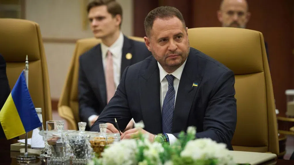 Антикорупционното бюро извърши обиск в дома на най-близкия съюзник на Зеленски – Андрей Ермак