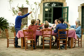 Какво стои зад човешката нужда да се храним заедно?