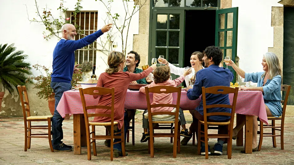 Какво стои зад човешката нужда да се храним заедно?