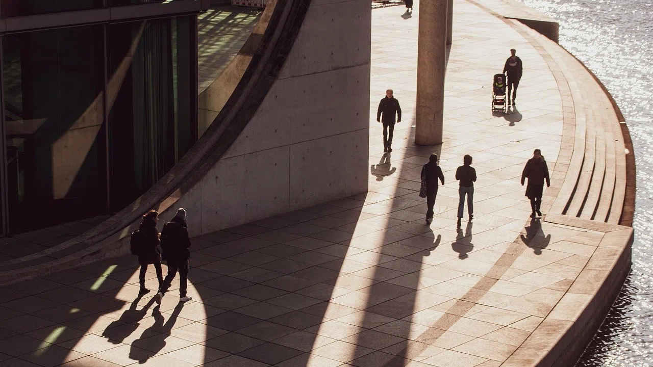 27 898 лв. е средната годишна брутна заплата на работещ българин през 2024 г.