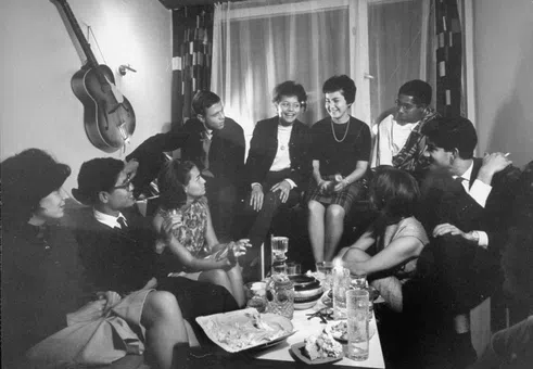 Без алкохол, силна музика и големи тълпи: Как едно поколение казва „не“ на клубните партита