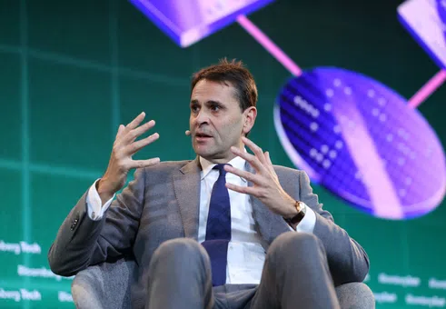 ASML повиши прогнозата си за 2026 г. – търсенето на свързани с AI чипове остава силно