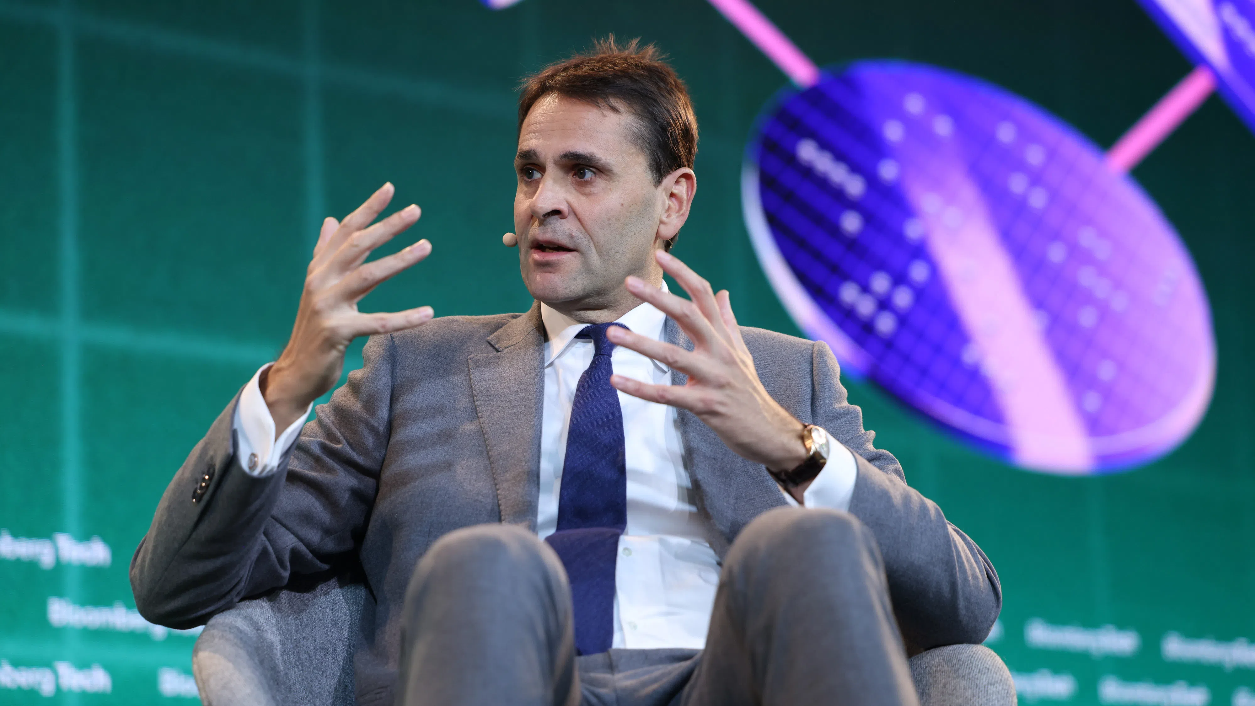 ASML не може да потвърди, че ще расте през 2026 г.; акциите на гиганта падат със 7%