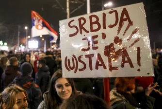 Милош Вучевич сдаде поста в опит да успокои политическото напрежение след месеци на антикорупционни протести, но анализаторите смятат, че това няма да е достатъчно