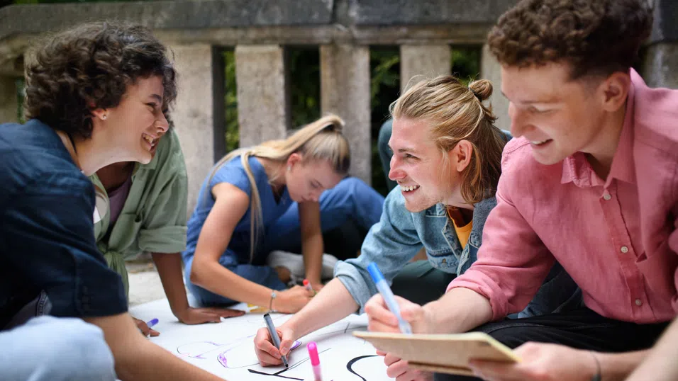 Без телефон и социални мрежи, зад които да се скриеш: добре дошли в Offline Club