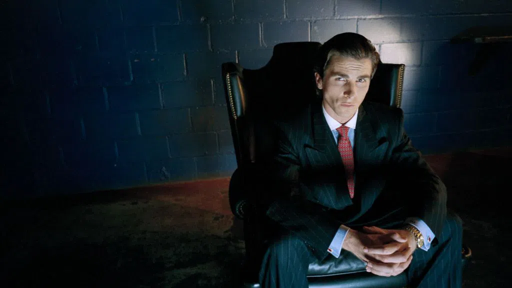 По белите стени на театъра Алмейда са пръснати тънки ивици