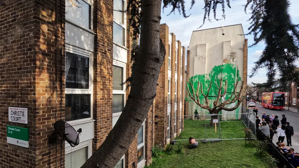 Новата творба на Банкси е заградена след вандализъм