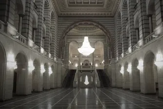 С измененията се цели управителят и подуправителите на Българската народна банка да имат възможност да извършват и друга дейност, освен преподавателска или като членове на органите на дружества, в които БНБ има участие