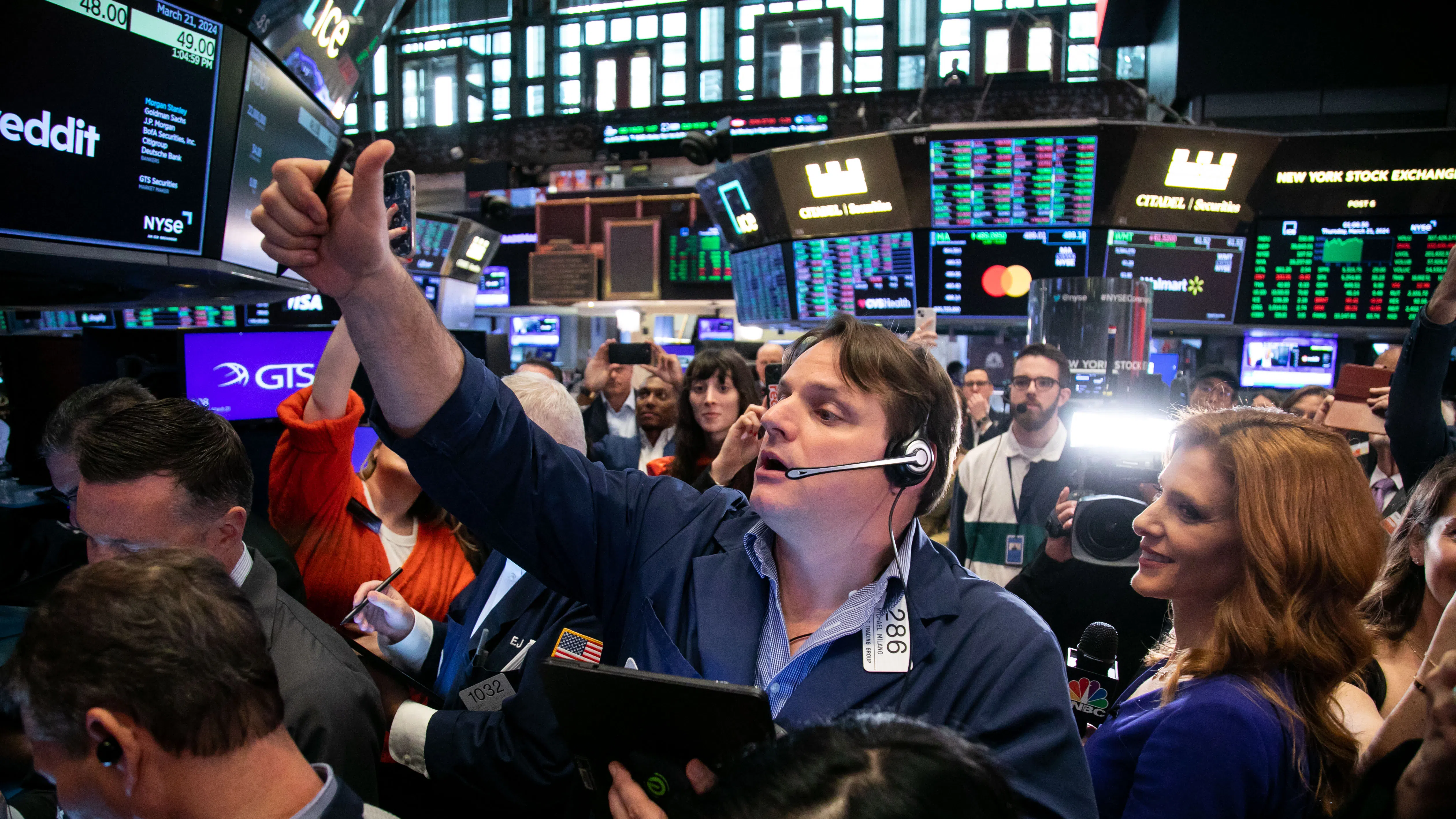 S&P 500 се издигна до нов рекорд, приключвайки силно първо тримесечие