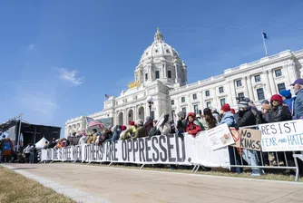 Протестиращи срещу Тръмп тълпи изпълниха цяла Америка в рамките на третия No Kings