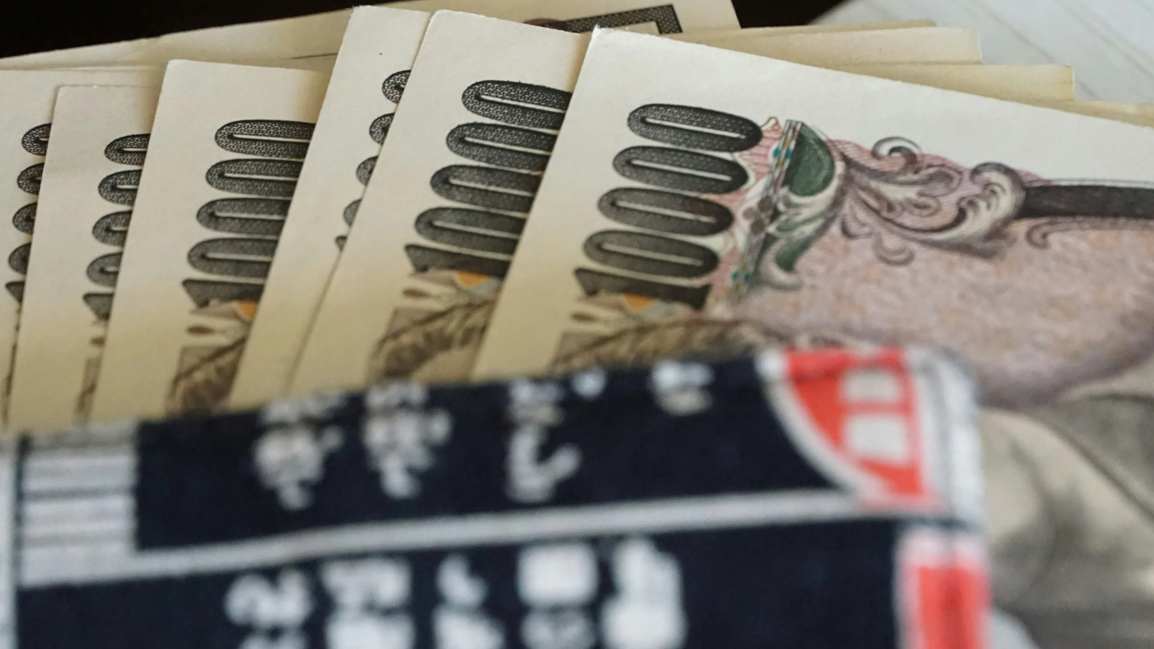 Японската йена отслабна до 160 спрямо щатския долар за първи път от 1990 г.