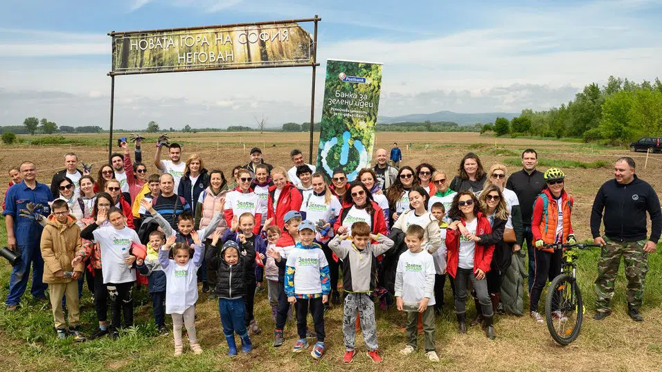 Доброволци от Пощенска банка засадиха 1300 нови фиданки в района на село Негован