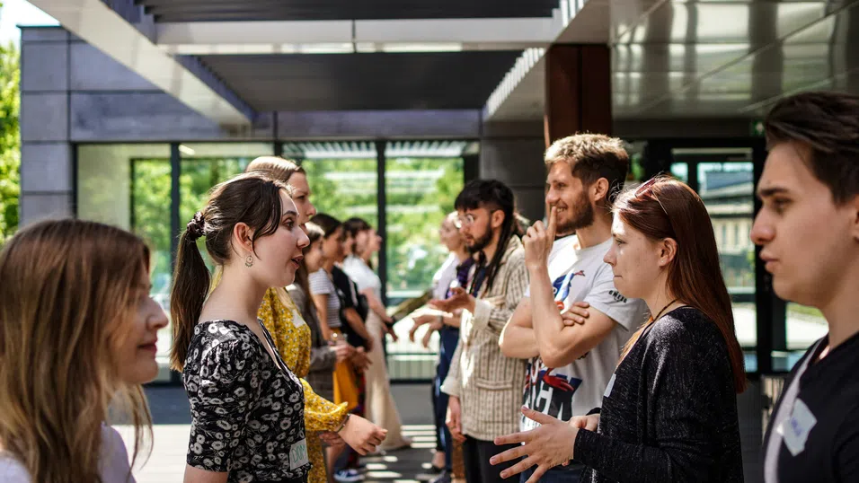 Защо мозъкът на интровертите работи различно според ментор по лидерство