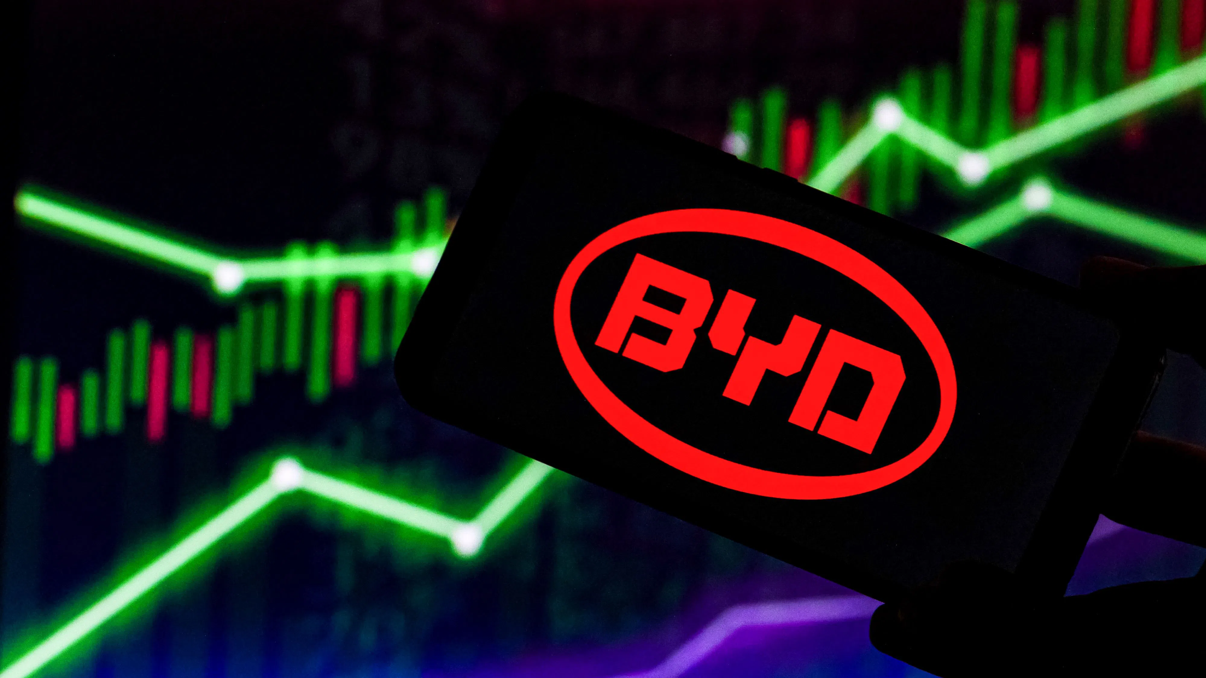 BYD пуска на пазара хибриди с пробег от 2100 км