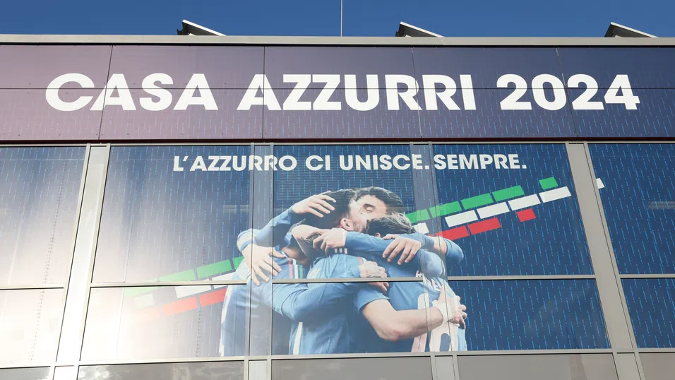 Италианският флаг е трицветен. Защо екипите на футболистите са сини