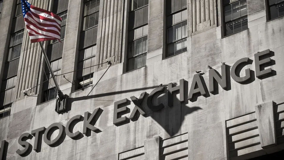 S&P 500 и Nasdaq завършиха на червено в петък, но остават близо до рекордите си