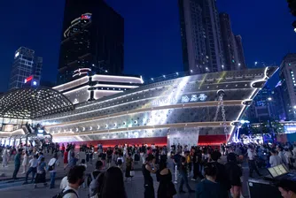 Лъскав кораб със скъпи чанти: Новият магазин на Louis Vuitton в Шанхай