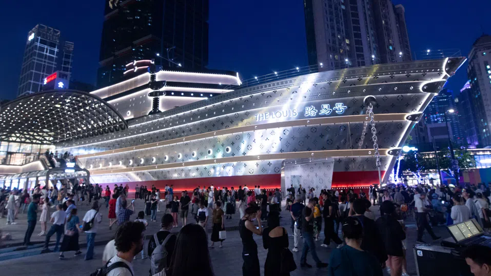 Лъскав кораб със скъпи чанти: Новият магазин на Louis Vuitton в Шанхай