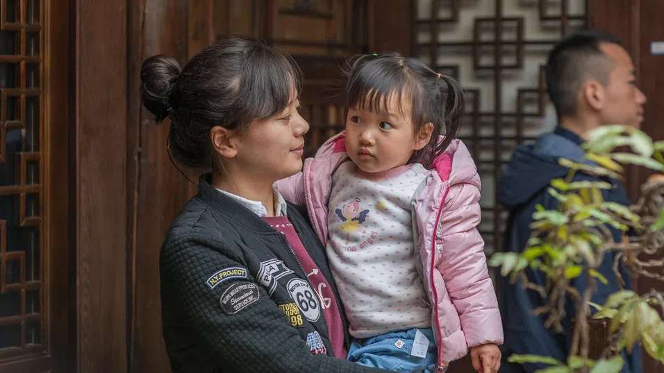 $500 на година за всяко дете: Китай залага на финансова субсидия, за да повиши раждаемостта