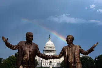 „Best Friends Forever“ – статуята на Тръмп и Епстийн, която напомня за средновековната сатира