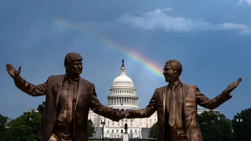 „Best Friends Forever“ – статуята на Тръмп и Епстийн, която напомня за средновековната сатира