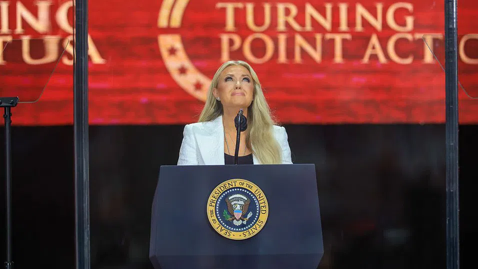 Фантазията за традиционната съпруга е тук. Но повечето жени не могат да си я позволят